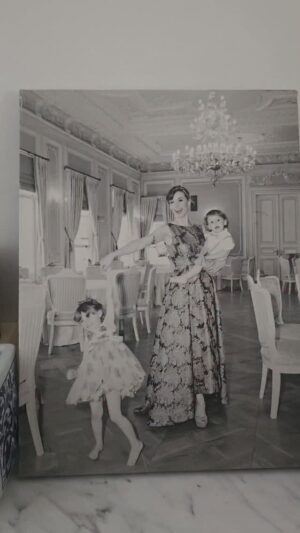 Tuba Ünsal Instagram - "Insanlara güvenmeden yaşayacağına güvenerek kazık yemeyi tercih et" derdi rahmetli babam. O kadar çok bununla sınandım kii yine de güvenmeyi bırakmadım. Hayatta güven duygusu benim için herseyden önemli... Çocuklarıma gelecek sağlamaya çabalarken iş hayatının gel gitlerinde bazen boğuluyorum. Sonra tekrar nefes alıp tekrar tekrar güvenerek yola koyuluyorum. Bazen bitsin bu sınav diye isyan ediyorum sonra en iyisinin beni bulduğunu fark ediyorum. Olana şükür olmayana bin şükür ❤️
"Evren sana düşman değildir.
Sadece senin uyanmanı ister.”
Rumi