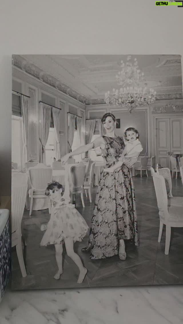 Tuba Ünsal - 4.5K Likes - "Insanlara güvenmeden yaşayacağına güvenerek kazık yemeyi tercih et" derdi rahmetli babam. O kadar çok bununla sınandım kii yine de güvenmeyi bırakmadım. Hayatta güven duygusu benim için herseyden önemli... Çocuklarıma gelecek sağlamaya çabalarken iş hayatının gel gitlerinde bazen boğuluyorum. Sonra tekrar nefes alıp tekrar tekrar güvenerek yola koyuluyorum. Bazen bitsin bu sınav diye isyan ediyorum sonra en iyisinin beni bulduğunu fark ediyorum. Olana şükür olmayana bin şükür ❤️

"Evren sana düşman değildir.
Sadece senin uyanmanı ister.”

Rumi