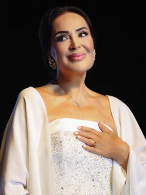 Türkan Şoray Instagram - Sayfamı takip eden sizler ; sevenlerim, sevdiklerim ,yıllardır filmlerimin seyircileri ..
Yorumlarınızı tek tek okuyorum;yüreğim mutluluktan eriyerek, zaman zaman gözlerim dolarak ,öyle içten öyle samimi ki ..
Her bir yorum yazanı, görüp sarılıp ,öpmek istiyorum.Tabii ki bu mümkün değil ama sizler biliyorsunuz ki, siz sevdiklerim ölene kadar kalbimdesiniz❤️