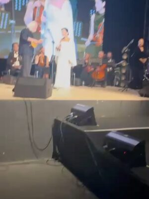 Türkan Şoray Instagram - Dün gece Göztepe Selamiçeşme Özgürlük Parkı’nda inanılmaz güzel bir gece yaşadım .
Müzik dünyasının duayeni sevgili dostum Cahit Berkay ve Orkestrası muhteşem performanslarıyla bizleri büyüledi.
Cahit Berkay’ın filmlerim için bestelediği müzikleri dinledik ve görsel olarak da filmlerden parçalar yansıtıldı.
Geceye katılanların coşkulu ilgileri ve sevgilerinden dolayı Cahit Berkay ve ben çok mutlu olduk .
Onlara yürekten teşekkür ediyoruz.
Değerli Kadıköy Belediye Başkanı Mesut Kösedağı ve Sayın Kaymakam Muhittin Pamuk’da eşleriyle birlikte geceye katılanlar arasındaydı.