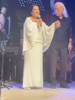 Türkan Şoray Instagram - Dün gece Göztepe Selamiçeşme Özgürlük Parkı’nda inanılmaz güzel bir gece yaşadım .
Müzik dünyasının duayeni sevgili dostum Cahit Berkay ve Orkestrası muhteşem performanslarıyla bizleri büyüledi.
Cahit Berkay’ın filmlerim için bestelediği müzikleri dinledik ve görsel olarak da filmlerden parçalar yansıtıldı.
Geceye katılanların coşkulu ilgileri ve sevgilerinden dolayı Cahit Berkay ve ben çok mutlu olduk .
Onlara yürekten teşekkür ediyoruz.
Değerli Kadıköy Belediye Başkanı Mesut Kösedağı ve Sayın Kaymakam Muhittin Pamuk’da eşleriyle birlikte geceye katılanlar arasındaydı.