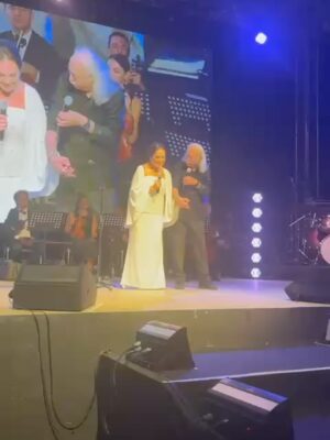 Türkan Şoray Instagram - Dün gece Göztepe Selamiçeşme Özgürlük Parkı’nda inanılmaz güzel bir gece yaşadım .
Müzik dünyasının duayeni sevgili dostum Cahit Berkay ve Orkestrası muhteşem performanslarıyla bizleri büyüledi.
Cahit Berkay’ın filmlerim için bestelediği müzikleri dinledik ve görsel olarak da filmlerden parçalar yansıtıldı.
Geceye katılanların coşkulu ilgileri ve sevgilerinden dolayı Cahit Berkay ve ben çok mutlu olduk .
Onlara yürekten teşekkür ediyoruz.
Değerli Kadıköy Belediye Başkanı Mesut Kösedağı ve Sayın Kaymakam Muhittin Pamuk’da eşleriyle birlikte geceye katılanlar arasındaydı.