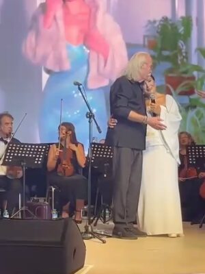 Türkan Şoray Instagram - Dün gece Göztepe Selamiçeşme Özgürlük Parkı’nda inanılmaz güzel bir gece yaşadım .
Müzik dünyasının duayeni sevgili dostum Cahit Berkay ve Orkestrası muhteşem performanslarıyla bizleri büyüledi.
Cahit Berkay’ın filmlerim için bestelediği müzikleri dinledik ve görsel olarak da filmlerden parçalar yansıtıldı.
Geceye katılanların coşkulu ilgileri ve sevgilerinden dolayı Cahit Berkay ve ben çok mutlu olduk .
Onlara yürekten teşekkür ediyoruz.
Değerli Kadıköy Belediye Başkanı Mesut Kösedağı ve Sayın Kaymakam Muhittin Pamuk’da eşleriyle birlikte geceye katılanlar arasındaydı.