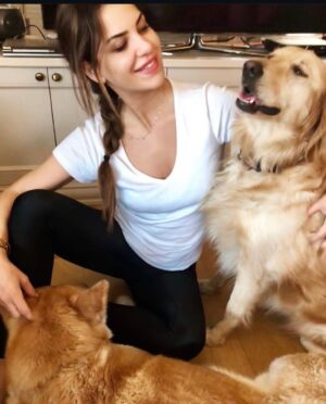 Türkan Şoray Instagram - Güzel kızım,
Yağmur❤️um
Bebekliğinden bugüne kadar hayranlıkla her anına tanık olmak,benim için büyük mutluluktu.
Bugün ;her yönden kendini geliştirmiş, gayet mütevazı adaletli, vicdanlı, insancıl ve pozitif enerji saçan; kızım derken, gurur duyduğum Yağmur❤️umsun. Bu yaşında ve ilerki yaşlarında da hayallerini gerçekleştireceğine, tüm kalbimle inanıyorum.
Her yaşın bir öncekinden daha güzel geçsin.
Nice mutlu yılların olsun 🌺Gözbebeğim,kıymetlim,Yağmur’um kurabiyem.
