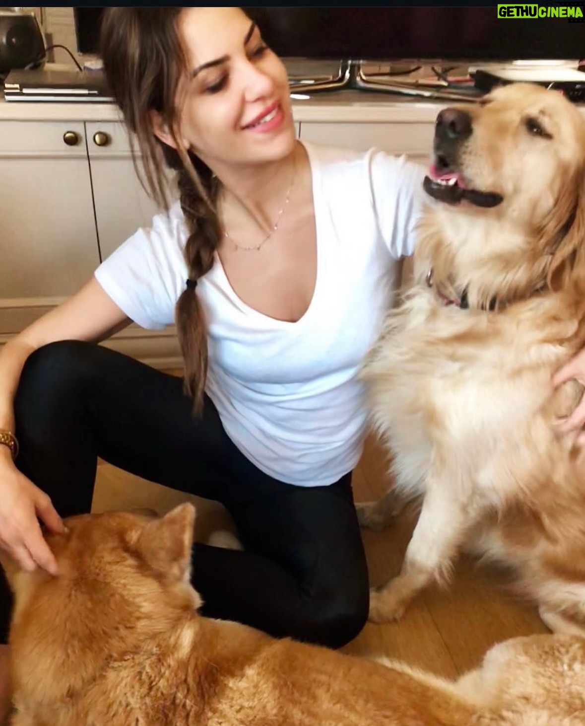 Türkan Şoray - 45.2K Likes - Güzel kızım,
Yağmur❤️um 
Bebekliğinden bugüne kadar hayranlıkla her anına tanık olmak,benim için büyük mutluluktu.
 Bugün ;her yönden kendini geliştirmiş, gayet mütevazı adaletli, vicdanlı, insancıl ve pozitif enerji saçan; kızım derken, gurur duyduğum Yağmur❤️umsun. Bu yaşında ve ilerki yaşlarında da hayallerini gerçekleştireceğine,  tüm kalbimle inanıyorum. 
Her yaşın bir öncekinden daha güzel geçsin.
Nice mutlu yılların olsun 🌺Gözbebeğim,kıymetlim,Yağmur’um kurabiyem.