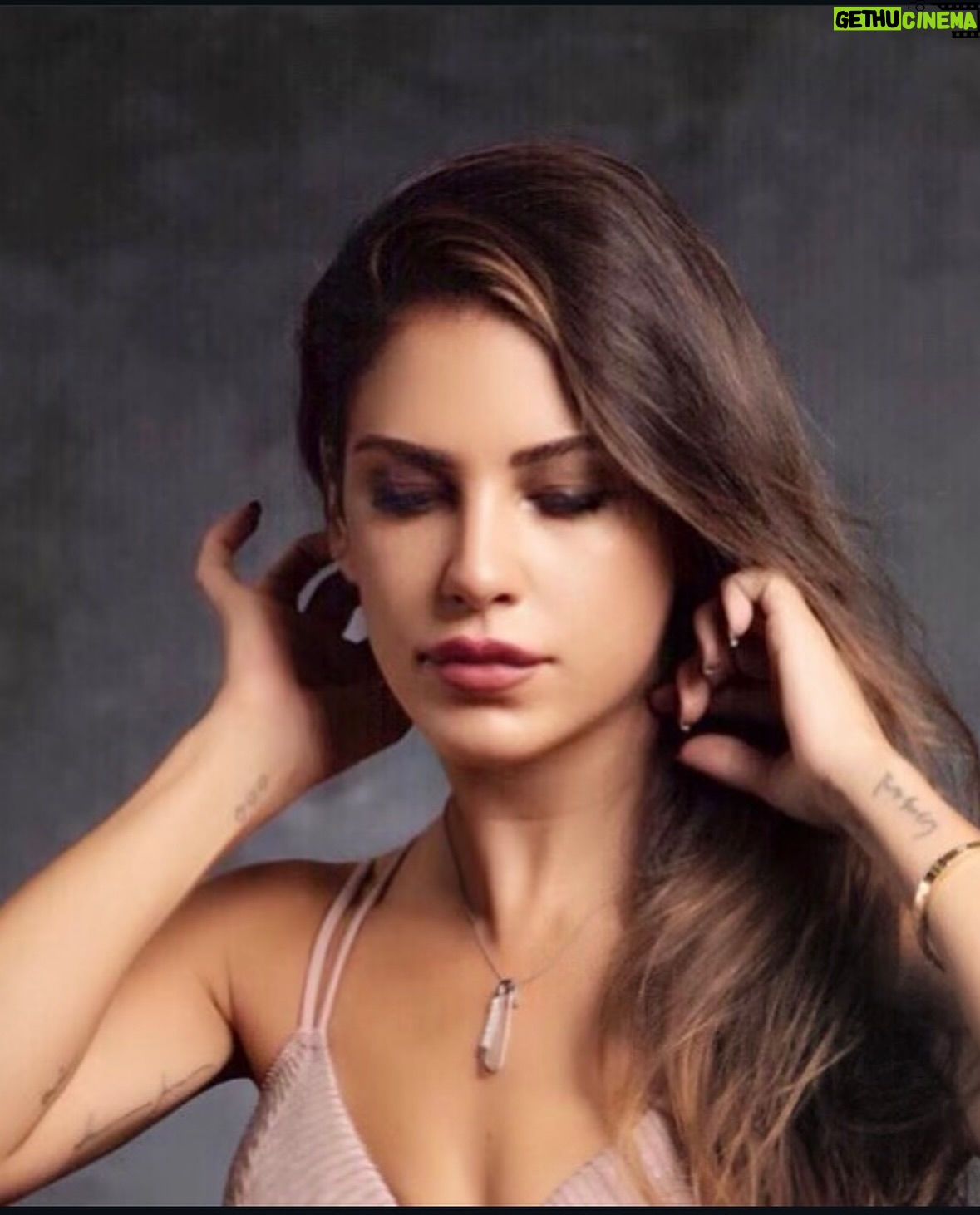 Türkan Şoray - 45.2K Likes - Güzel kızım,
Yağmur❤️um 
Bebekliğinden bugüne kadar hayranlıkla her anına tanık olmak,benim için büyük mutluluktu.
 Bugün ;her yönden kendini geliştirmiş, gayet mütevazı adaletli, vicdanlı, insancıl ve pozitif enerji saçan; kızım derken, gurur duyduğum Yağmur❤️umsun. Bu yaşında ve ilerki yaşlarında da hayallerini gerçekleştireceğine,  tüm kalbimle inanıyorum. 
Her yaşın bir öncekinden daha güzel geçsin.
Nice mutlu yılların olsun 🌺Gözbebeğim,kıymetlim,Yağmur’um kurabiyem.