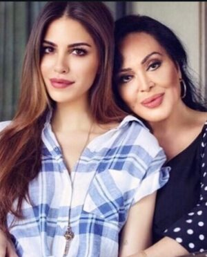 Türkan Şoray Instagram - Güzel kızım,
Yağmur❤️um
Bebekliğinden bugüne kadar hayranlıkla her anına tanık olmak,benim için büyük mutluluktu.
Bugün ;her yönden kendini geliştirmiş, gayet mütevazı adaletli, vicdanlı, insancıl ve pozitif enerji saçan; kızım derken, gurur duyduğum Yağmur❤️umsun. Bu yaşında ve ilerki yaşlarında da hayallerini gerçekleştireceğine, tüm kalbimle inanıyorum.
Her yaşın bir öncekinden daha güzel geçsin.
Nice mutlu yılların olsun 🌺Gözbebeğim,kıymetlim,Yağmur’um kurabiyem.