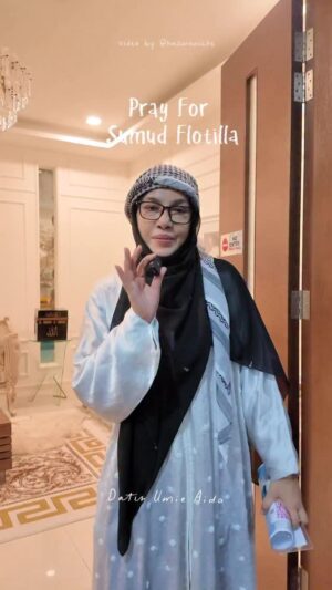 Umie Aida Instagram - Alhamdulillah, semalam selesai majlis bacaan Yassin & solat hajat yang dianjurkan oleh Datin Paduka @umieaida9 di Musolla Aisya 🤍
MasyaAllah tabarakallah… tempatnya sungguh indah, tenang, dan penuh dengan rahmat.
Malam semalam terasa seolah-olah langit pun turut menangis bersama doa-doa yang naik ke hadrat Allah SWT.
Setiap lafaz, setiap air mata… hanya untuk memohon pertolonganNya.

Terima kasih Datin atas jemputan yang begitu bermakna.
Terima kasih juga kepada Ustaz @ammarmukhlis kerana mengetuai bacaan Yassin, dan Ustazah @aqidah_mawardi kekanda yang akhirnya Allah temukan di Musolla Aisya setelah sekian lama. 

Benar, Allah pertemukan jiwa-jiwa yang ingin sama-sama berdoa untuk ummah. 🕊️

Terima kasih semua yang bersatu menjayakan video dan majlis ini.
Kita mungkin tak mampu ke medan mereka, tapi kita mampu menyebarkan kesedaran dan terus berdoa untuk Sumud Flotilla.
Jangan berhenti berdoa. Doa kita adalah senjata paling kuat. 🤲🏻💚

Taklupa juga semua artis & influencer yg hadir semalam. salam ukwah fillah. Moga kita ditemukan lagi inshaAllah. 

#PrayForSumud #DoaUntukGaza #MyQuranAcademy #Hazwaniche
