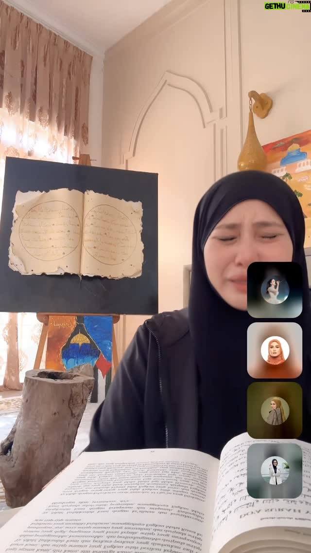 Umie Aida - 42.5K Likes - Mereka sumud di lautan .. kita sumud di darat. Bersatu hati kita semua teruskan berdoa utk team sumud flotilla diberikan kekuatan mental dan fizikal . Insyaallah.. yakin dan pasti mereka akan kembali ke tanah air dengan selamat . Aamiin.. terima kasih ustazah @asnimansor @amiraaothman @bellaastillah @wanyhasrita dan semua followers yg turut serta bacaan Yassin , selawat dan doa. Hanya Allah yg membalas kebaikkan kalian. Aamiin. @globalsumudflotilla @nadiralnuri