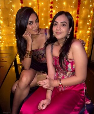Vaishnavi Andhale Instagram - In the world of trends, I prefer to be timeless 💜💫 

#diwali