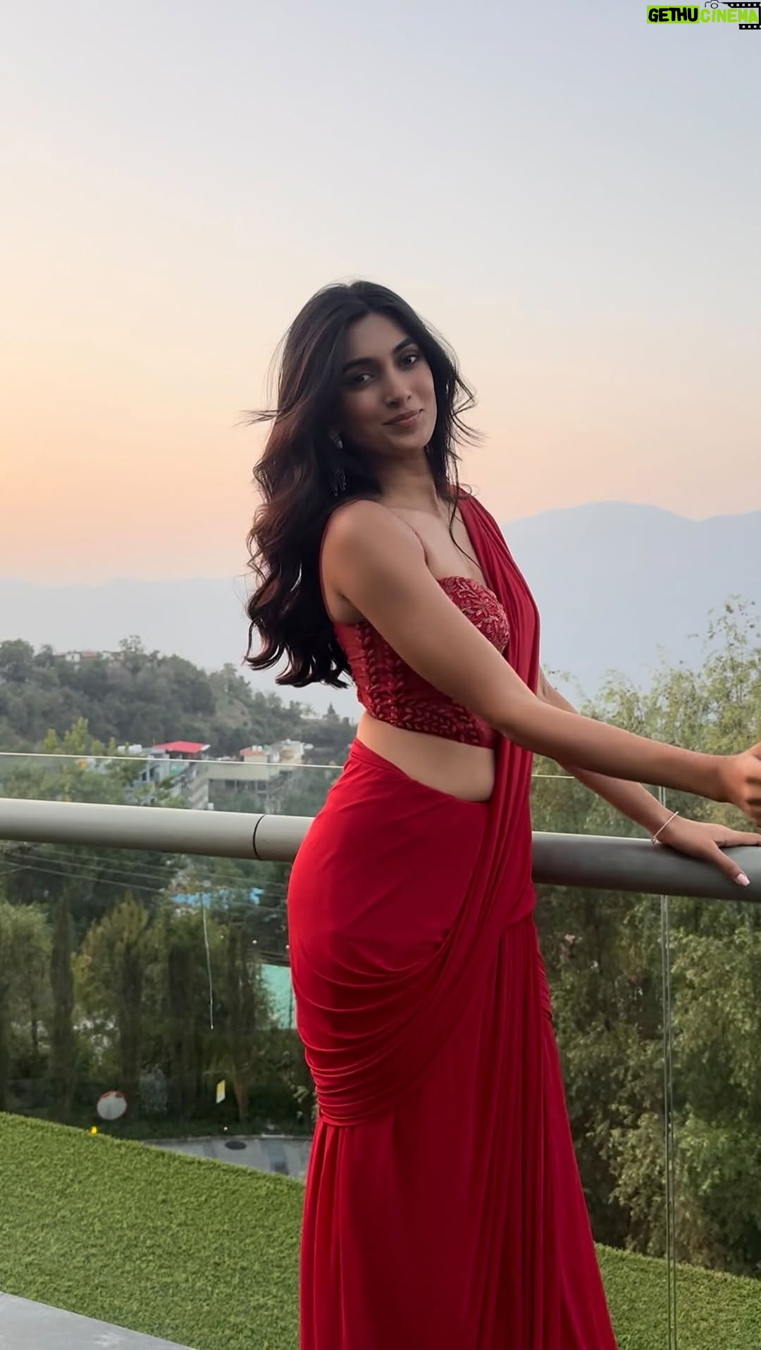 Vaishnavi Andhale - 14.1K Likes - POV - The camera fell in love first ♥️🧨 
Wearing @plottwistlabel my perfect fit for my favourite szn 🪔✨