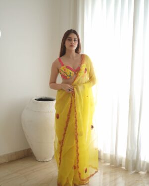 Vaishnavi Prakash Instagram - This saree is love 💛