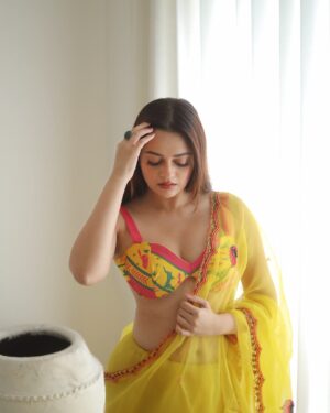 Vaishnavi Prakash Instagram - This saree is love 💛