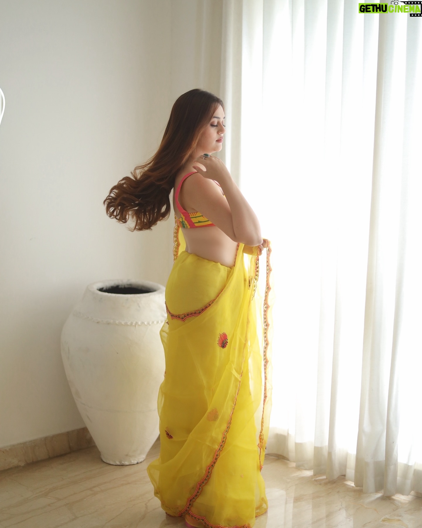 Vaishnavi Prakash - 502.4K Likes - This saree is love 💛