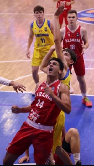 Valbona Selimllari Instagram - Davidi u lind në djepin e basketbollit, Los Angeles, e megjithatë ka zgjedhur të vijë në Shqipëri dhe të veshë fanellën kuqezi me Kombëtaren e të Rinjve në basketboll.🏀
Thotë se e dashuron flamurin shqiptar dhe ka një lidhje të pazëvendësueshme me vendin e nënës së tij.
So proud of you, David.❤️