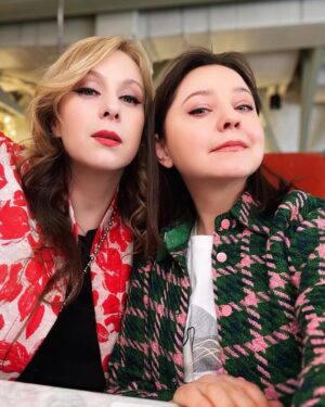 Sabzavotlar va mevalar bilan lezbiyen jinsiy aloqa