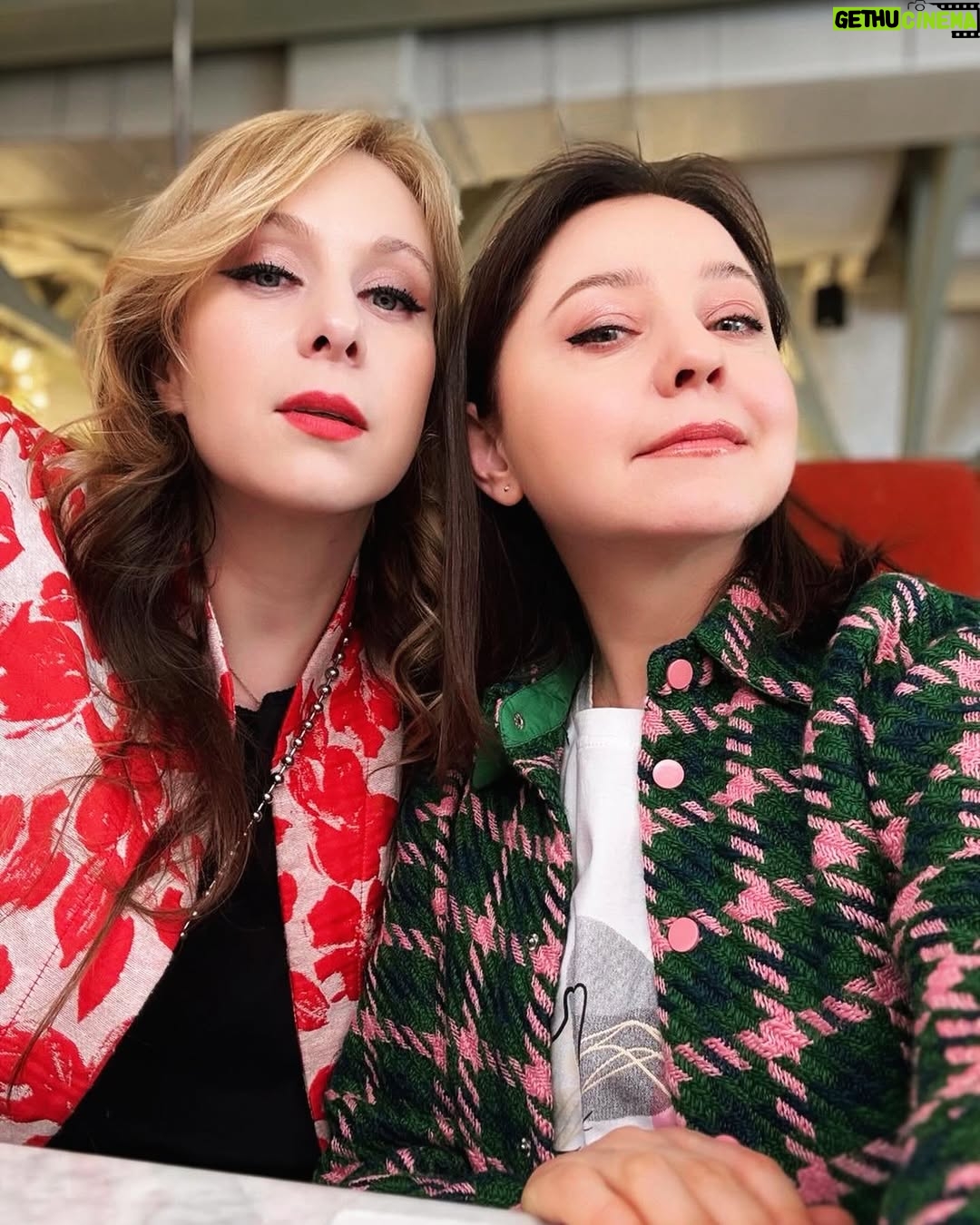 Valentina Rubtsova - 11.9K Likes - @yalav дорогая моя!!! С днем рождения! Я открыла телефон и понеслось😂. Архивов на всю жизнь хватит! #тнт #дружба