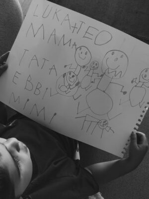 Veronika Arichteva Instagram - Na psaní těchto řádků bychom nebyli připraveni nikdy. Nikdy by na ně nebyla ta vhodná chvíle. 

Přišli jsme o naše vytoužený miminko.
Přestalo mu tlouct srdíčko pod tím mým. 

“Náš malinkej nádhernej chlapečku, máme srdce roztříštěný na miliony kousků, ale věř, že v nich vždycky budeš mít svoje místo. 
Držet Tě poprvé v náručí a pak Tě muset nechat jít nás zlomilo. 
Budeme Tě milovat do konce našich životů a navždy budeš součástí naší rodiny. Navždy! 
Až na měsíc a zase zpátky.”
Tvoje máma a táta.

Bolest kterou prožíváme je tak veliká a nepřenosná, že prosíme o jediné. O klid a soukromí. 
O čas, nechat nás to všechno v kruhu naší milující, statečný rodiny prožít a přijmout. 
Děkujeme. 

Máme jeden druhýho, máme Luku a Tea, máme rodinu, přátelé, zdraví, domov, práci…to všechno je v týhle bolavý realitě naše světlo.