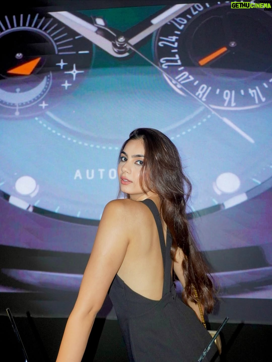 Viddhi Giri - 2.9K Likes - A night to remember — with @titanwatchesindia unveiling India’s first Wandering Hour. Time just got timeless. ⌚️ 

#TitanStellar #WanderingHours #InspiredByInfinte