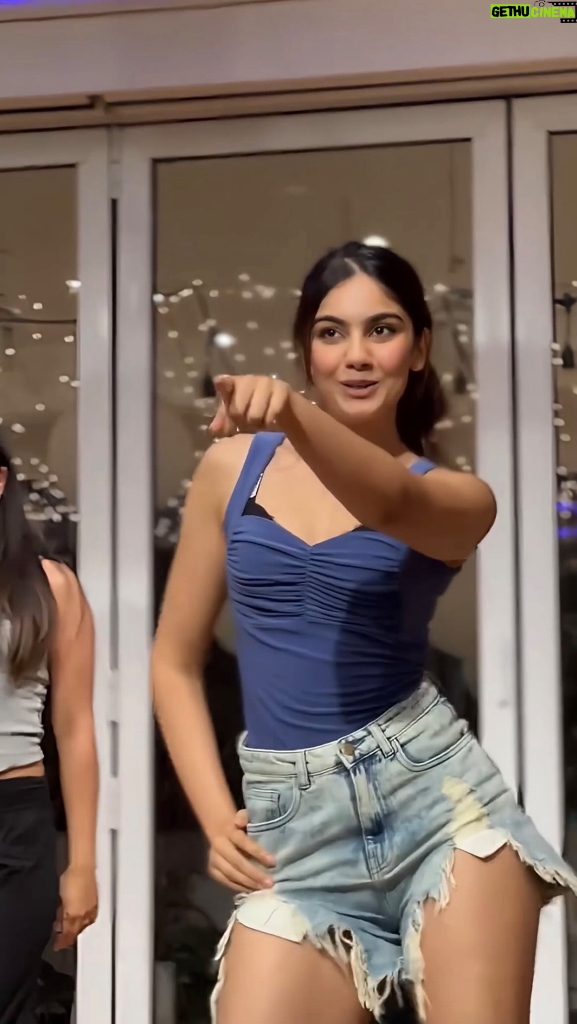 Viddhi Giri - 5.7K Likes - still obsessed with this choreography by @prateekshettigar at @tangerineartsstudio 🧡🧡