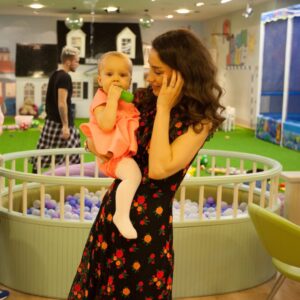 Viktoriya Dayneko Instagram - В этот день 10 лет назад я стала мамой самой лучшей девчонки на свете! Даже не верится как быстро пролетело время!  Моя дочь удивительная, добрая, чуткая, внимательная, целеустремленная, талантливая и заботливая! Люблю до луны и обратно🎉🎉🎉❤️❤️❤️🌸🌸🌸