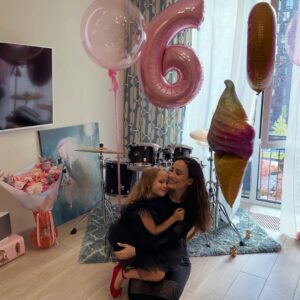 Viktoriya Dayneko Instagram - В этот день 10 лет назад я стала мамой самой лучшей девчонки на свете! Даже не верится как быстро пролетело время!  Моя дочь удивительная, добрая, чуткая, внимательная, целеустремленная, талантливая и заботливая! Люблю до луны и обратно🎉🎉🎉❤️❤️❤️🌸🌸🌸