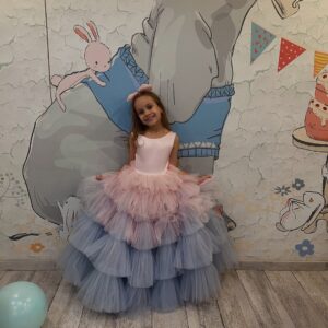 Viktoriya Dayneko Instagram - В этот день 10 лет назад я стала мамой самой лучшей девчонки на свете! Даже не верится как быстро пролетело время!  Моя дочь удивительная, добрая, чуткая, внимательная, целеустремленная, талантливая и заботливая! Люблю до луны и обратно🎉🎉🎉❤️❤️❤️🌸🌸🌸