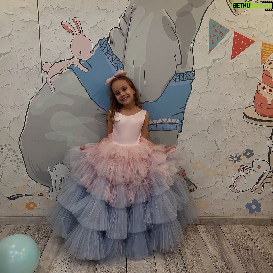 Viktoriya Dayneko - 14.2K Likes - В этот день 10 лет назад я стала мамой самой лучшей девчонки на свете! Даже не верится как быстро пролетело время!  Моя дочь удивительная, добрая, чуткая, внимательная, целеустремленная, талантливая и заботливая! Люблю до луны и обратно🎉🎉🎉❤️❤️❤️🌸🌸🌸