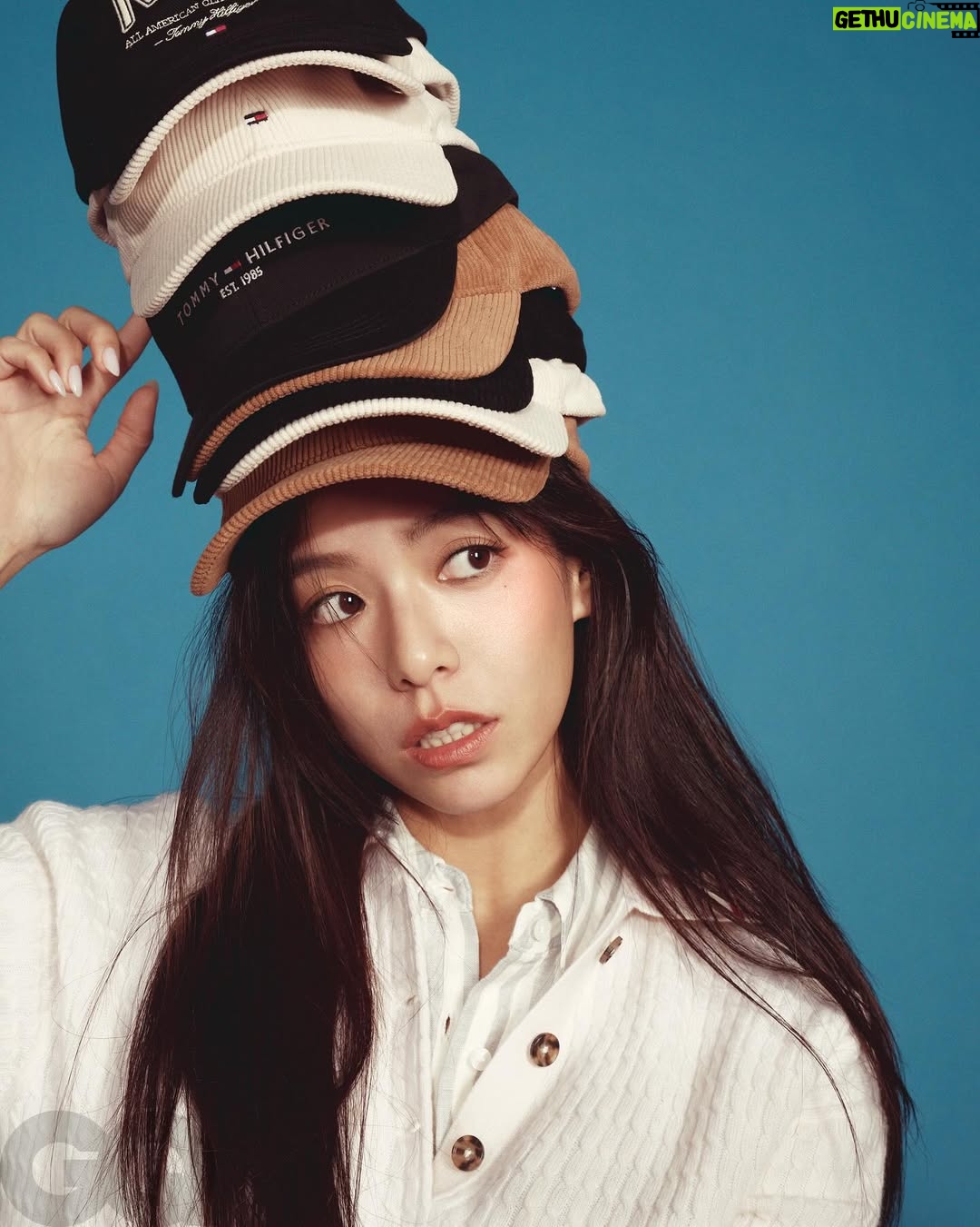 Vivian Sung Yun-hua - 4.7K Likes - #GQHYPE 我們的友誼無需定義！柯震東＆宋芸樺：「他身上有一種強大的自信與自由感，這點讓我很羨慕。」

脫離舒適圈，並嘗試更多不同可能，是宋芸樺這幾年的心理感受。從電影《96分鐘》，就可以看得出來她的轉變，其無疑是宋芸樺轉型的重要作品，她收起甜美笑容、換上刑警制服，展現出具壓迫感的情感張力。她飾演的主角黃欣在意外與恐懼中不斷面對選擇。這部是台灣少見的災難題材電影，卻同時藏著情感層次。她第一次看劇本時就被吸引，「這是一部節奏緊湊的片，但我在裡面感覺到深刻的人物刻畫。」

其實剛好這一兩年，對宋芸樺而言是一段特別的時期。她決定在去年出發去美國闖闖，脫離舒適圈。原因有很多，她特別提到在拍《人浮於愛》時的狀態。「那時候的我，正處於不太確定自己要什麼的階段。以為追求成功就會快樂，但其實不是。潘心彤這個角色幫我好像看見自己，因為我被困在相似的情境裡。」她繼續說：「演她的過程像在對話，我透過潘心彤去看自己，學會了不必急著追求什麼。很多時候，勇敢去體驗、甚至受點傷，才會真正知道自己想要什麼。」於是出道剛好十年的她毅然決然搬到異地，將生活歸零，學習與自己相處。

「好像要被迫慢慢做一些事的時候才發現什麼叫活在當下，我意識到自己的人生不是只有工作，以前什麼事情都把工作放在第一位，我現在是把自己照顧好放在第一順位。」宋芸樺說道

Artist_ 柯震東 @kaikaiko、宋芸樺 @bravolav

Head Of Editorial Content_ @thatmrwang 
Photographer_ @chengpoouyang
Creative Direction & Styling_ @or.huang 
Interview & Text_NNL
Editor_ @vanessayuisgood、@dodee19980726
Makeup_ @dora_lin_siyun（柯震東）、@clairechengmakeup @21caratmakeup（宋芸樺）
Hair_ @brian_hairstyles（柯震東）、@chuan518 @80sstudio（宋芸樺）
Wardrobes_ @tommyhilfiger 

#柯震東 #宋芸樺 #TOMMYHILFIGER