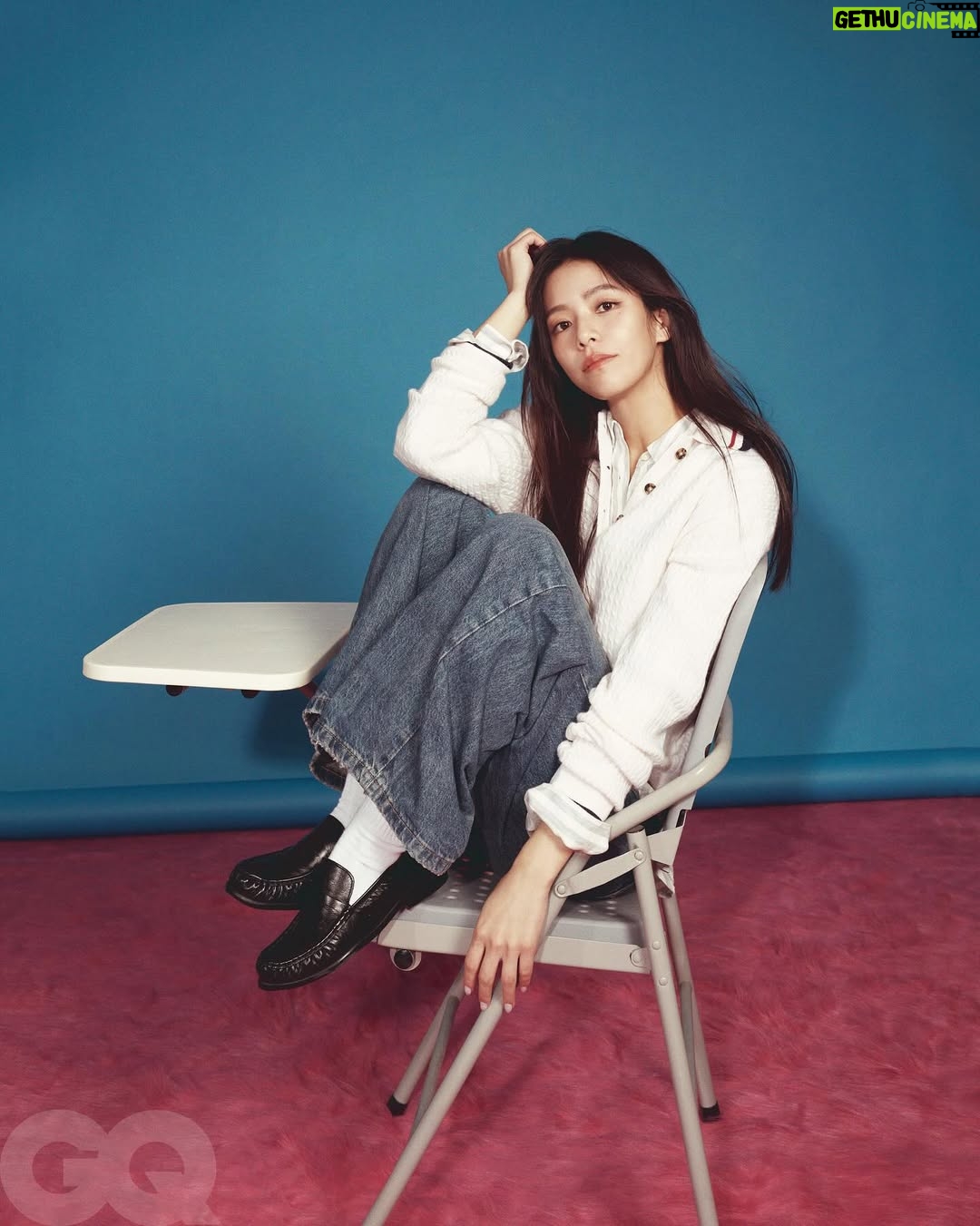 Vivian Sung Yun-hua - 4.7K Likes - #GQHYPE 我們的友誼無需定義！柯震東＆宋芸樺：「他身上有一種強大的自信與自由感，這點讓我很羨慕。」

脫離舒適圈，並嘗試更多不同可能，是宋芸樺這幾年的心理感受。從電影《96分鐘》，就可以看得出來她的轉變，其無疑是宋芸樺轉型的重要作品，她收起甜美笑容、換上刑警制服，展現出具壓迫感的情感張力。她飾演的主角黃欣在意外與恐懼中不斷面對選擇。這部是台灣少見的災難題材電影，卻同時藏著情感層次。她第一次看劇本時就被吸引，「這是一部節奏緊湊的片，但我在裡面感覺到深刻的人物刻畫。」

其實剛好這一兩年，對宋芸樺而言是一段特別的時期。她決定在去年出發去美國闖闖，脫離舒適圈。原因有很多，她特別提到在拍《人浮於愛》時的狀態。「那時候的我，正處於不太確定自己要什麼的階段。以為追求成功就會快樂，但其實不是。潘心彤這個角色幫我好像看見自己，因為我被困在相似的情境裡。」她繼續說：「演她的過程像在對話，我透過潘心彤去看自己，學會了不必急著追求什麼。很多時候，勇敢去體驗、甚至受點傷，才會真正知道自己想要什麼。」於是出道剛好十年的她毅然決然搬到異地，將生活歸零，學習與自己相處。

「好像要被迫慢慢做一些事的時候才發現什麼叫活在當下，我意識到自己的人生不是只有工作，以前什麼事情都把工作放在第一位，我現在是把自己照顧好放在第一順位。」宋芸樺說道

Artist_ 柯震東 @kaikaiko、宋芸樺 @bravolav

Head Of Editorial Content_ @thatmrwang 
Photographer_ @chengpoouyang
Creative Direction & Styling_ @or.huang 
Interview & Text_NNL
Editor_ @vanessayuisgood、@dodee19980726
Makeup_ @dora_lin_siyun（柯震東）、@clairechengmakeup @21caratmakeup（宋芸樺）
Hair_ @brian_hairstyles（柯震東）、@chuan518 @80sstudio（宋芸樺）
Wardrobes_ @tommyhilfiger 

#柯震東 #宋芸樺 #TOMMYHILFIGER