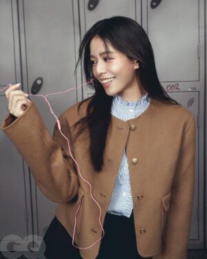 Vivian Sung Yun-hua Instagram - #GQHYPE 我們的友誼無需定義！柯震東＆宋芸樺：「他身上有一種強大的自信與自由感，這點讓我很羨慕。」

脫離舒適圈，並嘗試更多不同可能，是宋芸樺這幾年的心理感受。從電影《96分鐘》，就可以看得出來她的轉變，其無疑是宋芸樺轉型的重要作品，她收起甜美笑容、換上刑警制服，展現出具壓迫感的情感張力。她飾演的主角黃欣在意外與恐懼中不斷面對選擇。這部是台灣少見的災難題材電影，卻同時藏著情感層次。她第一次看劇本時就被吸引，「這是一部節奏緊湊的片，但我在裡面感覺到深刻的人物刻畫。」

其實剛好這一兩年，對宋芸樺而言是一段特別的時期。她決定在去年出發去美國闖闖，脫離舒適圈。原因有很多，她特別提到在拍《人浮於愛》時的狀態。「那時候的我，正處於不太確定自己要什麼的階段。以為追求成功就會快樂，但其實不是。潘心彤這個角色幫我好像看見自己，因為我被困在相似的情境裡。」她繼續說：「演她的過程像在對話，我透過潘心彤去看自己，學會了不必急著追求什麼。很多時候，勇敢去體驗、甚至受點傷，才會真正知道自己想要什麼。」於是出道剛好十年的她毅然決然搬到異地，將生活歸零，學習與自己相處。

「好像要被迫慢慢做一些事的時候才發現什麼叫活在當下，我意識到自己的人生不是只有工作，以前什麼事情都把工作放在第一位，我現在是把自己照顧好放在第一順位。」宋芸樺說道

Artist_ 柯震東 @kaikaiko、宋芸樺 @bravolav

Head Of Editorial Content_ @thatmrwang 
Photographer_ @chengpoouyang
Creative Direction & Styling_ @or.huang 
Interview & Text_NNL
Editor_ @vanessayuisgood、@dodee19980726
Makeup_ @dora_lin_siyun（柯震東）、@clairechengmakeup @21caratmakeup（宋芸樺）
Hair_ @brian_hairstyles（柯震東）、@chuan518 @80sstudio（宋芸樺）
Wardrobes_ @tommyhilfiger 

#柯震東 #宋芸樺 #TOMMYHILFIGER