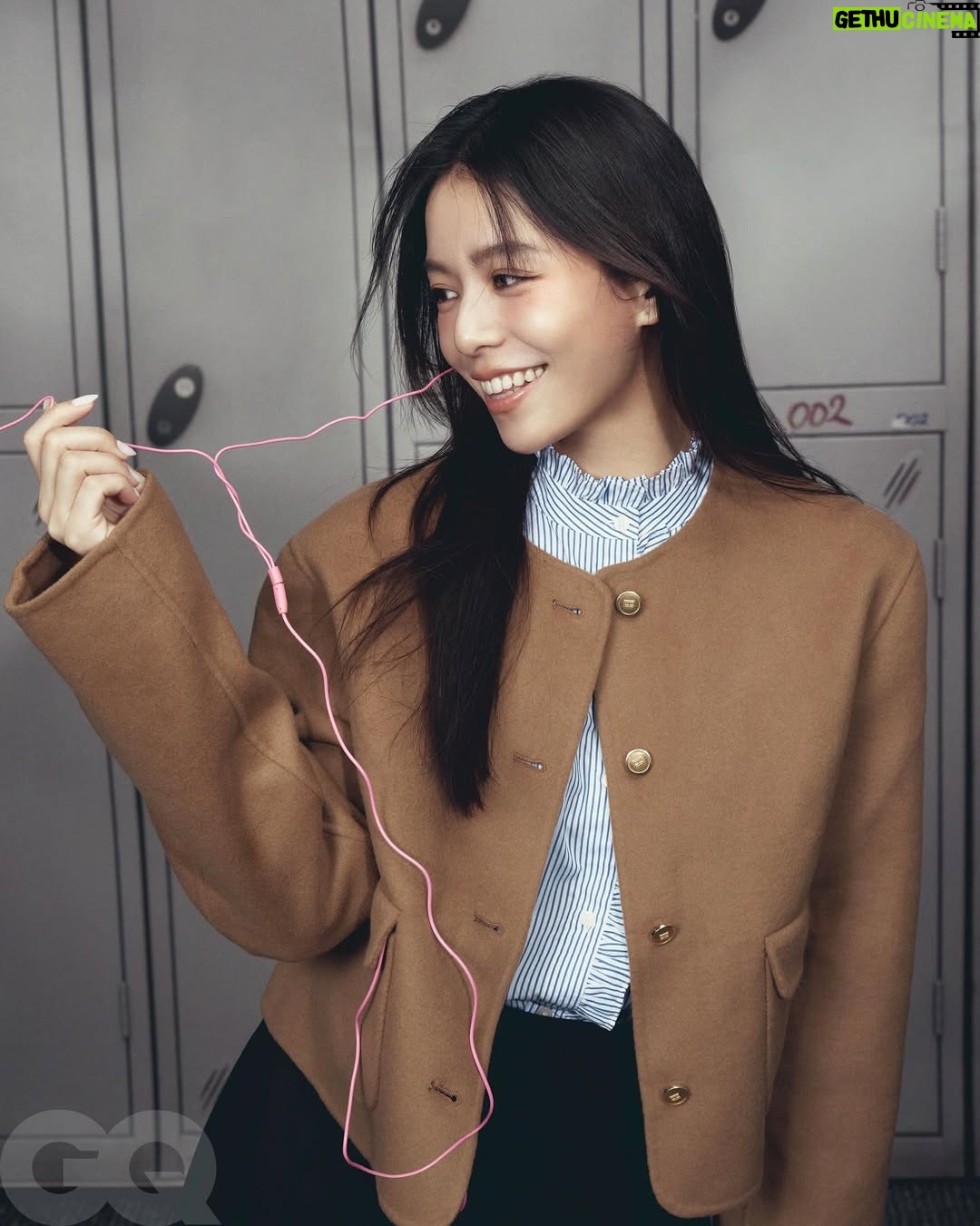 Vivian Sung Yun-hua - 4.7K Likes - #GQHYPE 我們的友誼無需定義！柯震東＆宋芸樺：「他身上有一種強大的自信與自由感，這點讓我很羨慕。」

脫離舒適圈，並嘗試更多不同可能，是宋芸樺這幾年的心理感受。從電影《96分鐘》，就可以看得出來她的轉變，其無疑是宋芸樺轉型的重要作品，她收起甜美笑容、換上刑警制服，展現出具壓迫感的情感張力。她飾演的主角黃欣在意外與恐懼中不斷面對選擇。這部是台灣少見的災難題材電影，卻同時藏著情感層次。她第一次看劇本時就被吸引，「這是一部節奏緊湊的片，但我在裡面感覺到深刻的人物刻畫。」

其實剛好這一兩年，對宋芸樺而言是一段特別的時期。她決定在去年出發去美國闖闖，脫離舒適圈。原因有很多，她特別提到在拍《人浮於愛》時的狀態。「那時候的我，正處於不太確定自己要什麼的階段。以為追求成功就會快樂，但其實不是。潘心彤這個角色幫我好像看見自己，因為我被困在相似的情境裡。」她繼續說：「演她的過程像在對話，我透過潘心彤去看自己，學會了不必急著追求什麼。很多時候，勇敢去體驗、甚至受點傷，才會真正知道自己想要什麼。」於是出道剛好十年的她毅然決然搬到異地，將生活歸零，學習與自己相處。

「好像要被迫慢慢做一些事的時候才發現什麼叫活在當下，我意識到自己的人生不是只有工作，以前什麼事情都把工作放在第一位，我現在是把自己照顧好放在第一順位。」宋芸樺說道

Artist_ 柯震東 @kaikaiko、宋芸樺 @bravolav

Head Of Editorial Content_ @thatmrwang 
Photographer_ @chengpoouyang
Creative Direction & Styling_ @or.huang 
Interview & Text_NNL
Editor_ @vanessayuisgood、@dodee19980726
Makeup_ @dora_lin_siyun（柯震東）、@clairechengmakeup @21caratmakeup（宋芸樺）
Hair_ @brian_hairstyles（柯震東）、@chuan518 @80sstudio（宋芸樺）
Wardrobes_ @tommyhilfiger 

#柯震東 #宋芸樺 #TOMMYHILFIGER