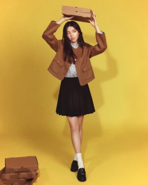 Vivian Sung Yun-hua Instagram - #GQHYPE 我們的友誼無需定義！柯震東＆宋芸樺：「他身上有一種強大的自信與自由感，這點讓我很羨慕。」

脫離舒適圈，並嘗試更多不同可能，是宋芸樺這幾年的心理感受。從電影《96分鐘》，就可以看得出來她的轉變，其無疑是宋芸樺轉型的重要作品，她收起甜美笑容、換上刑警制服，展現出具壓迫感的情感張力。她飾演的主角黃欣在意外與恐懼中不斷面對選擇。這部是台灣少見的災難題材電影，卻同時藏著情感層次。她第一次看劇本時就被吸引，「這是一部節奏緊湊的片，但我在裡面感覺到深刻的人物刻畫。」

其實剛好這一兩年，對宋芸樺而言是一段特別的時期。她決定在去年出發去美國闖闖，脫離舒適圈。原因有很多，她特別提到在拍《人浮於愛》時的狀態。「那時候的我，正處於不太確定自己要什麼的階段。以為追求成功就會快樂，但其實不是。潘心彤這個角色幫我好像看見自己，因為我被困在相似的情境裡。」她繼續說：「演她的過程像在對話，我透過潘心彤去看自己，學會了不必急著追求什麼。很多時候，勇敢去體驗、甚至受點傷，才會真正知道自己想要什麼。」於是出道剛好十年的她毅然決然搬到異地，將生活歸零，學習與自己相處。

「好像要被迫慢慢做一些事的時候才發現什麼叫活在當下，我意識到自己的人生不是只有工作，以前什麼事情都把工作放在第一位，我現在是把自己照顧好放在第一順位。」宋芸樺說道

Artist_ 柯震東 @kaikaiko、宋芸樺 @bravolav

Head Of Editorial Content_ @thatmrwang 
Photographer_ @chengpoouyang
Creative Direction & Styling_ @or.huang 
Interview & Text_NNL
Editor_ @vanessayuisgood、@dodee19980726
Makeup_ @dora_lin_siyun（柯震東）、@clairechengmakeup @21caratmakeup（宋芸樺）
Hair_ @brian_hairstyles（柯震東）、@chuan518 @80sstudio（宋芸樺）
Wardrobes_ @tommyhilfiger 

#柯震東 #宋芸樺 #TOMMYHILFIGER