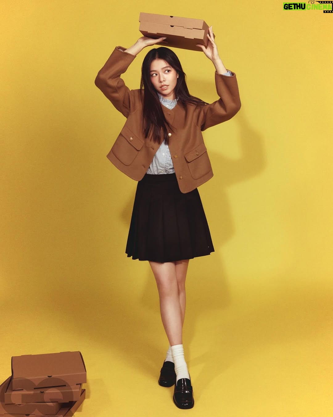 Vivian Sung Yun-hua - 4.7K Likes - #GQHYPE 我們的友誼無需定義！柯震東＆宋芸樺：「他身上有一種強大的自信與自由感，這點讓我很羨慕。」

脫離舒適圈，並嘗試更多不同可能，是宋芸樺這幾年的心理感受。從電影《96分鐘》，就可以看得出來她的轉變，其無疑是宋芸樺轉型的重要作品，她收起甜美笑容、換上刑警制服，展現出具壓迫感的情感張力。她飾演的主角黃欣在意外與恐懼中不斷面對選擇。這部是台灣少見的災難題材電影，卻同時藏著情感層次。她第一次看劇本時就被吸引，「這是一部節奏緊湊的片，但我在裡面感覺到深刻的人物刻畫。」

其實剛好這一兩年，對宋芸樺而言是一段特別的時期。她決定在去年出發去美國闖闖，脫離舒適圈。原因有很多，她特別提到在拍《人浮於愛》時的狀態。「那時候的我，正處於不太確定自己要什麼的階段。以為追求成功就會快樂，但其實不是。潘心彤這個角色幫我好像看見自己，因為我被困在相似的情境裡。」她繼續說：「演她的過程像在對話，我透過潘心彤去看自己，學會了不必急著追求什麼。很多時候，勇敢去體驗、甚至受點傷，才會真正知道自己想要什麼。」於是出道剛好十年的她毅然決然搬到異地，將生活歸零，學習與自己相處。

「好像要被迫慢慢做一些事的時候才發現什麼叫活在當下，我意識到自己的人生不是只有工作，以前什麼事情都把工作放在第一位，我現在是把自己照顧好放在第一順位。」宋芸樺說道

Artist_ 柯震東 @kaikaiko、宋芸樺 @bravolav

Head Of Editorial Content_ @thatmrwang 
Photographer_ @chengpoouyang
Creative Direction & Styling_ @or.huang 
Interview & Text_NNL
Editor_ @vanessayuisgood、@dodee19980726
Makeup_ @dora_lin_siyun（柯震東）、@clairechengmakeup @21caratmakeup（宋芸樺）
Hair_ @brian_hairstyles（柯震東）、@chuan518 @80sstudio（宋芸樺）
Wardrobes_ @tommyhilfiger 

#柯震東 #宋芸樺 #TOMMYHILFIGER