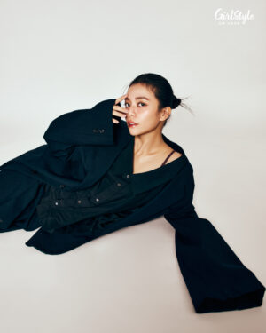 Vivian Sung Yun-hua Instagram - 🤎【台灣女生日常．#日常人物  Autumn 2025 |  #宋芸樺 Vivian Sung】：無束之心♾🧡
.
想告訴同樣也面臨人生轉捩點的每一個人：「不要等，自己來創造改變。」
.
從《我的少女時代》、《月老》到今年災難動作電影《96分鐘》以及即將首播的愛情影集《人浮於愛》，每部作品都膾炙人口。不過就在出道超過10年的事業高峰期，宋芸樺做了一個令所有人的驚訝不已的決定：暫時放下一切，飛往美國進修。以前總是很焦慮、很講求效率的宋芸樺，想告訴同樣也面臨人生轉捩點的每一個人：「每個人都有選擇。以前我也總以為自己是被選擇的，但如果沒有人給，那就不要等，自己來創造改變。」
.
Presented by / GirlStyleTW
Talent / 宋芸樺 @bravolav
Presented by / GirlStyleTW
Producer / Cindy Lin
Stylist/ Elva Liu
Interview / Neil Chang
Photographer / SEAN Huang
Video Director / Grace Liu
Makeup / Claire Cheng @clairechengmakeup
Hairstyle / Amber @80s_amber ( @80sstudio )
Visual Designer / Jenny Huang
Fashion / LOEWE、Prada、Coach、Christian Louboutin、LongChamp、Sandro、Gentle Monster、CHIMI
Jewelry / Boucheron
.
#台灣女生日常 #GirlStyle #日常人物 #宋芸樺 #封面人物 #人物專訪
——————————————————————————
🔔所有人氣熱話都盡在 GirlStyle 台灣女生日常，快來點讚關注 @girlstyle.tw！
——————————————————————————