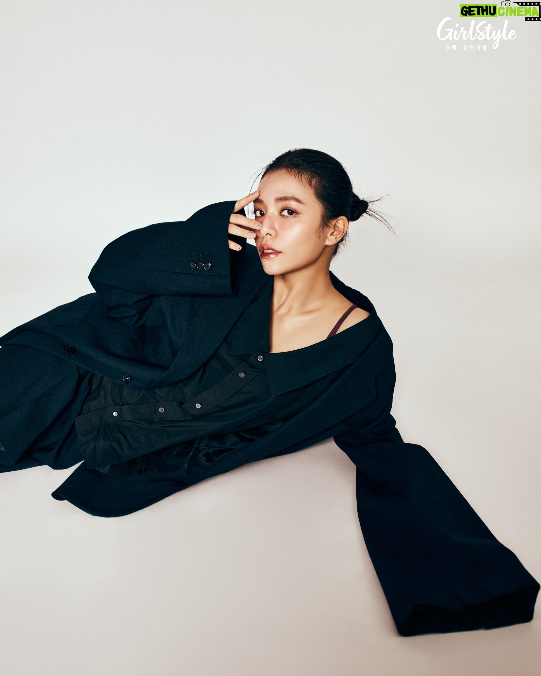 Vivian Sung Yun-hua - 1.3K Likes - 🤎【台灣女生日常．#日常人物  Autumn 2025 |  #宋芸樺 Vivian Sung】：無束之心♾🧡
.
想告訴同樣也面臨人生轉捩點的每一個人：「不要等，自己來創造改變。」
.
從《我的少女時代》、《月老》到今年災難動作電影《96分鐘》以及即將首播的愛情影集《人浮於愛》，每部作品都膾炙人口。不過就在出道超過10年的事業高峰期，宋芸樺做了一個令所有人的驚訝不已的決定：暫時放下一切，飛往美國進修。以前總是很焦慮、很講求效率的宋芸樺，想告訴同樣也面臨人生轉捩點的每一個人：「每個人都有選擇。以前我也總以為自己是被選擇的，但如果沒有人給，那就不要等，自己來創造改變。」
.
Presented by / GirlStyleTW
Talent / 宋芸樺 @bravolav
Presented by / GirlStyleTW
Producer / Cindy Lin
Stylist/ Elva Liu
Interview / Neil Chang
Photographer / SEAN Huang
Video Director / Grace Liu
Makeup / Claire Cheng @clairechengmakeup
Hairstyle / Amber @80s_amber ( @80sstudio )
Visual Designer / Jenny Huang
Fashion / LOEWE、Prada、Coach、Christian Louboutin、LongChamp、Sandro、Gentle Monster、CHIMI
Jewelry / Boucheron
.
#台灣女生日常 #GirlStyle #日常人物 #宋芸樺 #封面人物 #人物專訪
——————————————————————————
🔔所有人氣熱話都盡在 GirlStyle 台灣女生日常，快來點讚關注 @girlstyle.tw！
——————————————————————————