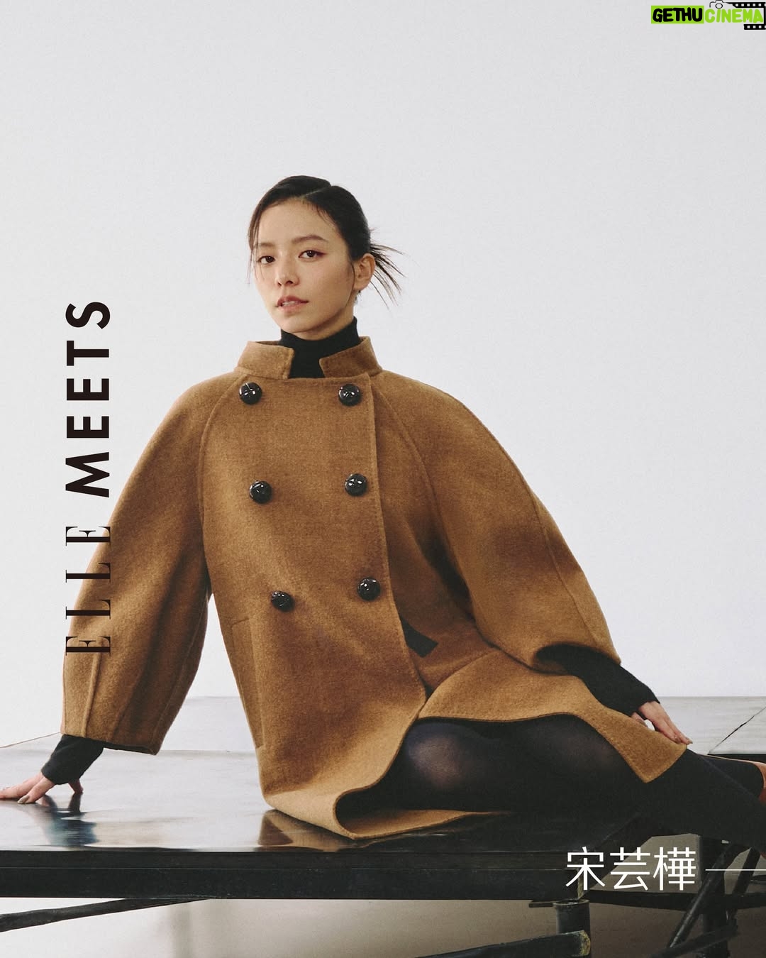Vivian Sung Yun-hua - 3.2K Likes - #ELLEMeets ft. #宋芸樺 @bravolav 
關於「成為」的練習，將每一次的挑戰視為打磨內在的契機，在探索角色靈魂的同時，也完整了自己的生命故事。

ELLE：成為「演員」後，你最深刻的感受是什麼？
🎬宋芸樺：「演員的職責其實更簡單，就是娛樂大家。」將表演視作一種靜默的服務，如同夜燈，如同港灣，觀眾快樂時一同歡笑，悲傷時無聲的陪伴。

PHOTOGRAPHER_HEDY CHANG
MAKEUP_ JIMY@BACKSTAGE(宋芸樺)、 YI LI YML MAKEUP（詹子萱、林品彤）
HAIR_AMBER@ 80’S STUDIO(宋芸樺)、KEANU@FLAUX HAIR(詹子萱)、
NELSON@ZOOM HAIRSTYLING（林品彤）
SET DESIGNER_CHIH YEN HSU
TEXT_ZOE CHANG
EDIT_JASMIN HUANG 
WARDROBE_Max Mara

👉追蹤 @elletaiwan 看更多明星故事
#ELLTaiwan #ELLE時尚圈 
@maxmara  #MaxMara  #MaxMaraFW25  #MaxMaraAtelier