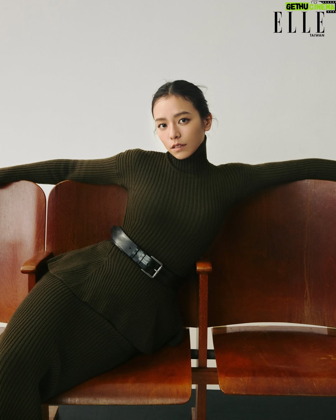 Vivian Sung Yun-hua - 3.2K Likes - #ELLEMeets ft. #宋芸樺 @bravolav 
關於「成為」的練習，將每一次的挑戰視為打磨內在的契機，在探索角色靈魂的同時，也完整了自己的生命故事。

ELLE：成為「演員」後，你最深刻的感受是什麼？
🎬宋芸樺：「演員的職責其實更簡單，就是娛樂大家。」將表演視作一種靜默的服務，如同夜燈，如同港灣，觀眾快樂時一同歡笑，悲傷時無聲的陪伴。

PHOTOGRAPHER_HEDY CHANG
MAKEUP_ JIMY@BACKSTAGE(宋芸樺)、 YI LI YML MAKEUP（詹子萱、林品彤）
HAIR_AMBER@ 80’S STUDIO(宋芸樺)、KEANU@FLAUX HAIR(詹子萱)、
NELSON@ZOOM HAIRSTYLING（林品彤）
SET DESIGNER_CHIH YEN HSU
TEXT_ZOE CHANG
EDIT_JASMIN HUANG 
WARDROBE_Max Mara

👉追蹤 @elletaiwan 看更多明星故事
#ELLTaiwan #ELLE時尚圈 
@maxmara  #MaxMara  #MaxMaraFW25  #MaxMaraAtelier