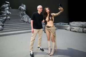 Wang Feifei Instagram - It was a day full of surprises and excitement to be visited by Mr. Tim Cook! We have been preparing this MV filming with iPhone for a long time, and completing it is a major milestone. Thank you to everyone for your support and hard work together～ I am so excited to share the finished MV with you soon! ❤️‍🔥