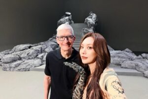 Wang Feifei Instagram - It was a day full of surprises and excitement to be visited by Mr. Tim Cook! We have been preparing this MV filming with iPhone for a long time, and completing it is a major milestone. Thank you to everyone for your support and hard work together～ I am so excited to share the finished MV with you soon! ❤️‍🔥