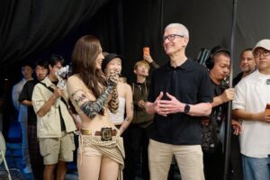 Wang Feifei Instagram - It was a day full of surprises and excitement to be visited by Mr. Tim Cook! We have been preparing this MV filming with iPhone for a long time, and completing it is a major milestone. Thank you to everyone for your support and hard work together～ I am so excited to share the finished MV with you soon! ❤️‍🔥