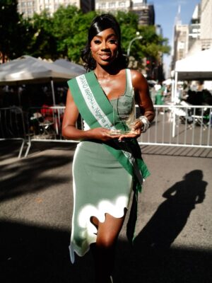 Wendy Osefo Instagram - Thank you to @oan_nyc for having me as the Grand Marshall of The Nigerian Independence Day Parade! Thank you for the honor and thank you for also presenting me with the Leadership and Impact award. Forever grateful to the country that birth me and the culture that raised me 🇳🇬🇳🇬🇳🇬🇳🇬

📸: @sonejr