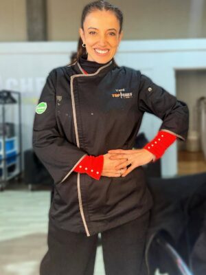 Yamila Reyna Instagram - Y esta gran aventura llegó a su fin para mí.
 Volver a las cocinas, desafiarme y demostrarme que sí soy capaz de vencer mis miedos, es mi mejor premio!
Gracias a todos los que formaron parte de esta experiencia inolvidable.
El caos de mis delantales fueron el reflejo de  la pasión con la que trabajo y amo lo que hago.
Mención especial a: 
@americooficial gracias mi vida por tu paciencia, tu amor y por todas esas noches sosteniéndome para no dormirme mientras estudiaba, y por regalarme una de las noches más felices de mi vida, te amo.

@pabloensusalsa gracias amigo, genio de la cocina, me salvaste de muchas con tus enseñanzas online! Q paciencia! 

@belenaza_  amiga, cocinera,Couch, y verduga que suerte tenerte en mi vida!

@jo_parra_  gracias por creer más en mí que yo misma 🩷

@ricardofernandezactor Ricardo Rubén!!!
Que gran partner, que gran gusto ver a alguien vibrar como tu en las cocinas un lujo compañero querido.

@konynicols gracias chef, máximo talento chileno 

Y ahora si me despido de las cocinas para siempre, he cumplido y sobre todo a mi.
Me voy feliz! 
Gracias vida gracias! 🧑‍🍳
