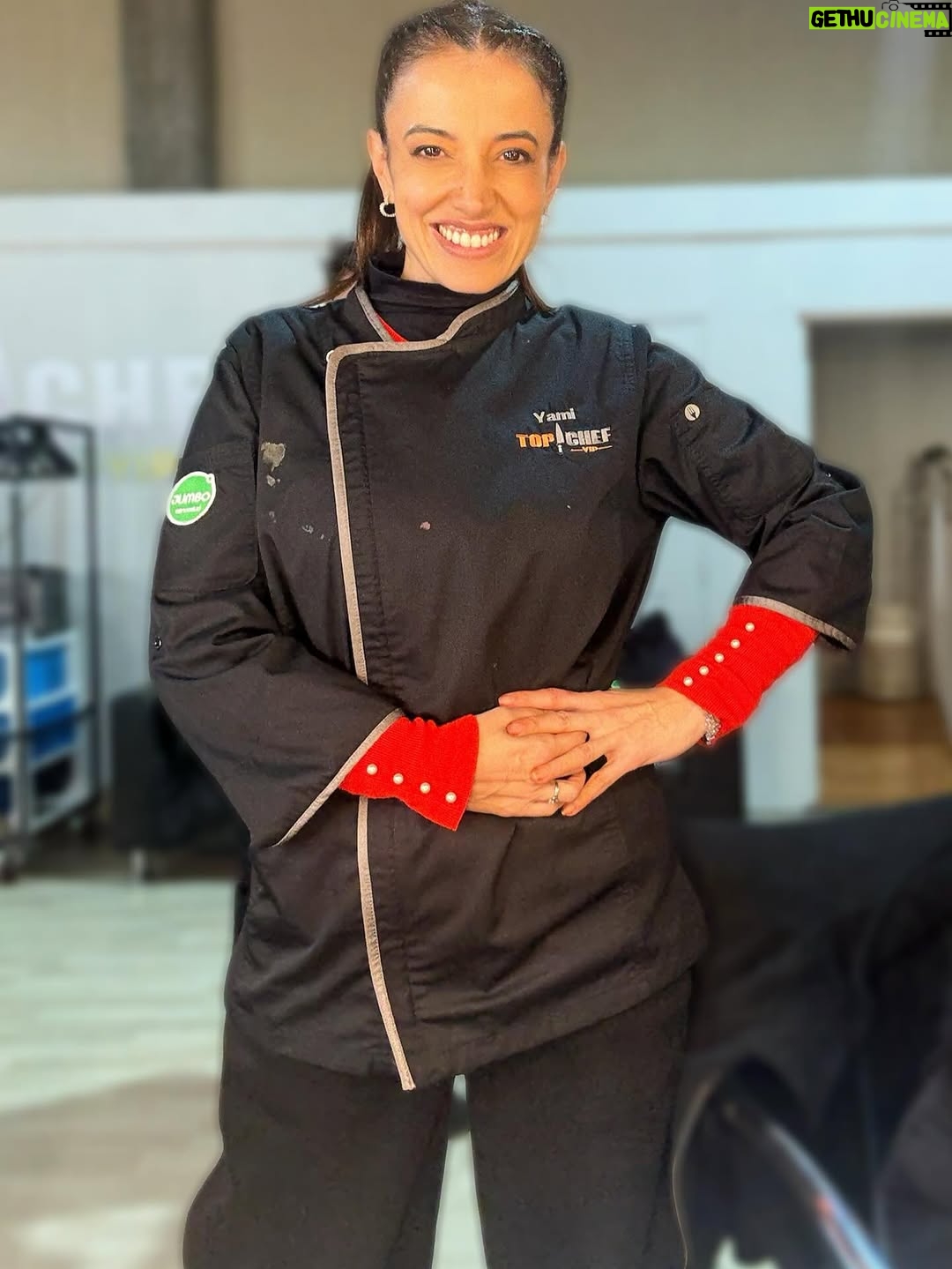 Yamila Reyna - 10.5K Likes - Y esta gran aventura llegó a su fin para mí.
 Volver a las cocinas, desafiarme y demostrarme que sí soy capaz de vencer mis miedos, es mi mejor premio!
Gracias a todos los que formaron parte de esta experiencia inolvidable.
El caos de mis delantales fueron el reflejo de  la pasión con la que trabajo y amo lo que hago.
Mención especial a: 
@americooficial gracias mi vida por tu paciencia, tu amor y por todas esas noches sosteniéndome para no dormirme mientras estudiaba, y por regalarme una de las noches más felices de mi vida, te amo.

@pabloensusalsa gracias amigo, genio de la cocina, me salvaste de muchas con tus enseñanzas online! Q paciencia! 

@belenaza_  amiga, cocinera,Couch, y verduga que suerte tenerte en mi vida!

@jo_parra_  gracias por creer más en mí que yo misma 🩷

@ricardofernandezactor Ricardo Rubén!!!
Que gran partner, que gran gusto ver a alguien vibrar como tu en las cocinas un lujo compañero querido.

@konynicols gracias chef, máximo talento chileno 

Y ahora si me despido de las cocinas para siempre, he cumplido y sobre todo a mi.
Me voy feliz! 
Gracias vida gracias! 🧑‍🍳