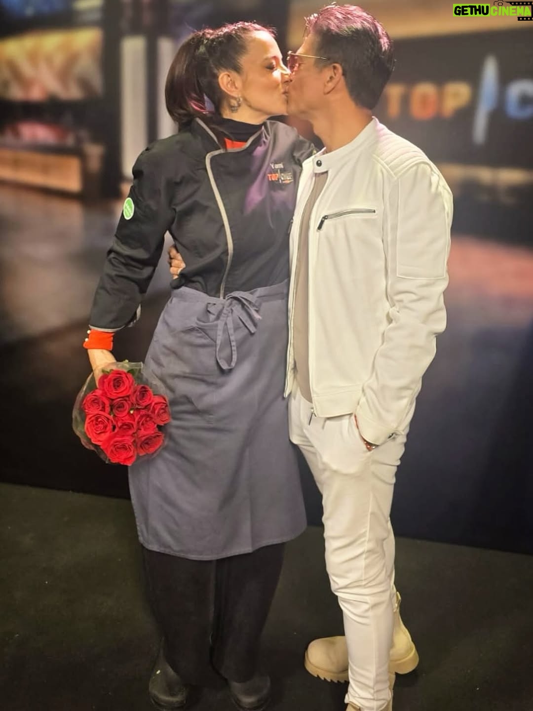 Yamila Reyna - 10.5K Likes - Y esta gran aventura llegó a su fin para mí.
 Volver a las cocinas, desafiarme y demostrarme que sí soy capaz de vencer mis miedos, es mi mejor premio!
Gracias a todos los que formaron parte de esta experiencia inolvidable.
El caos de mis delantales fueron el reflejo de  la pasión con la que trabajo y amo lo que hago.
Mención especial a: 
@americooficial gracias mi vida por tu paciencia, tu amor y por todas esas noches sosteniéndome para no dormirme mientras estudiaba, y por regalarme una de las noches más felices de mi vida, te amo.

@pabloensusalsa gracias amigo, genio de la cocina, me salvaste de muchas con tus enseñanzas online! Q paciencia! 

@belenaza_  amiga, cocinera,Couch, y verduga que suerte tenerte en mi vida!

@jo_parra_  gracias por creer más en mí que yo misma 🩷

@ricardofernandezactor Ricardo Rubén!!!
Que gran partner, que gran gusto ver a alguien vibrar como tu en las cocinas un lujo compañero querido.

@konynicols gracias chef, máximo talento chileno 

Y ahora si me despido de las cocinas para siempre, he cumplido y sobre todo a mi.
Me voy feliz! 
Gracias vida gracias! 🧑‍🍳