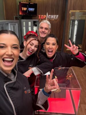 Yamila Reyna Instagram - Y esta gran aventura llegó a su fin para mí.
 Volver a las cocinas, desafiarme y demostrarme que sí soy capaz de vencer mis miedos, es mi mejor premio!
Gracias a todos los que formaron parte de esta experiencia inolvidable.
El caos de mis delantales fueron el reflejo de  la pasión con la que trabajo y amo lo que hago.
Mención especial a: 
@americooficial gracias mi vida por tu paciencia, tu amor y por todas esas noches sosteniéndome para no dormirme mientras estudiaba, y por regalarme una de las noches más felices de mi vida, te amo.

@pabloensusalsa gracias amigo, genio de la cocina, me salvaste de muchas con tus enseñanzas online! Q paciencia! 

@belenaza_  amiga, cocinera,Couch, y verduga que suerte tenerte en mi vida!

@jo_parra_  gracias por creer más en mí que yo misma 🩷

@ricardofernandezactor Ricardo Rubén!!!
Que gran partner, que gran gusto ver a alguien vibrar como tu en las cocinas un lujo compañero querido.

@konynicols gracias chef, máximo talento chileno 

Y ahora si me despido de las cocinas para siempre, he cumplido y sobre todo a mi.
Me voy feliz! 
Gracias vida gracias! 🧑‍🍳