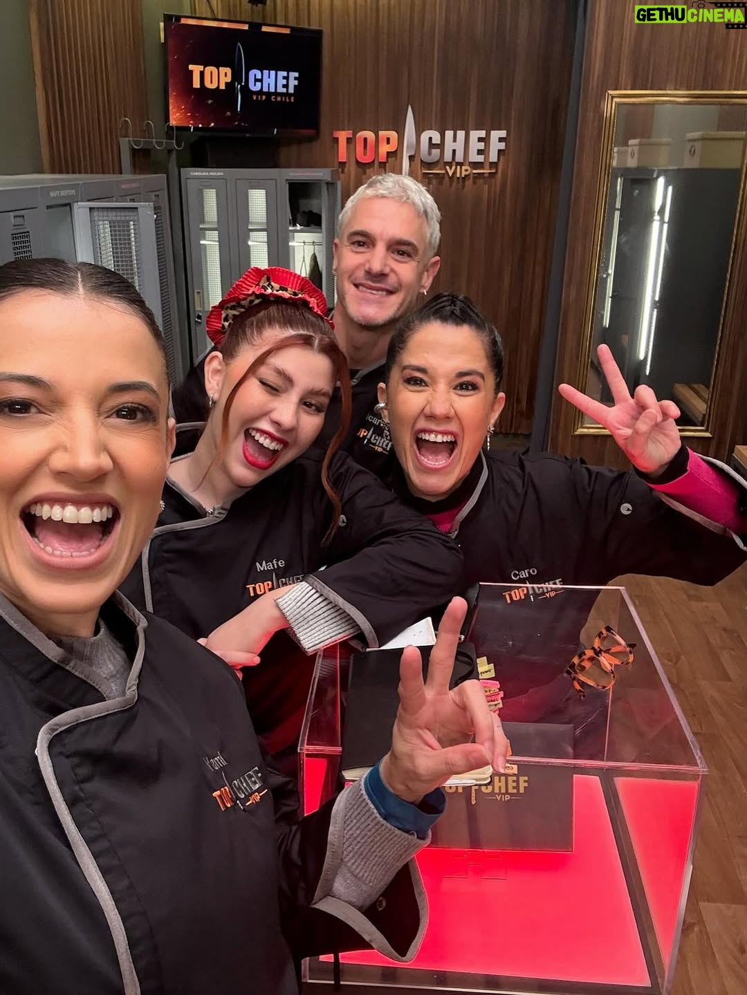 Yamila Reyna - 10.5K Likes - Y esta gran aventura llegó a su fin para mí.
 Volver a las cocinas, desafiarme y demostrarme que sí soy capaz de vencer mis miedos, es mi mejor premio!
Gracias a todos los que formaron parte de esta experiencia inolvidable.
El caos de mis delantales fueron el reflejo de  la pasión con la que trabajo y amo lo que hago.
Mención especial a: 
@americooficial gracias mi vida por tu paciencia, tu amor y por todas esas noches sosteniéndome para no dormirme mientras estudiaba, y por regalarme una de las noches más felices de mi vida, te amo.

@pabloensusalsa gracias amigo, genio de la cocina, me salvaste de muchas con tus enseñanzas online! Q paciencia! 

@belenaza_  amiga, cocinera,Couch, y verduga que suerte tenerte en mi vida!

@jo_parra_  gracias por creer más en mí que yo misma 🩷

@ricardofernandezactor Ricardo Rubén!!!
Que gran partner, que gran gusto ver a alguien vibrar como tu en las cocinas un lujo compañero querido.

@konynicols gracias chef, máximo talento chileno 

Y ahora si me despido de las cocinas para siempre, he cumplido y sobre todo a mi.
Me voy feliz! 
Gracias vida gracias! 🧑‍🍳