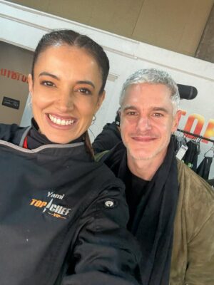 Yamila Reyna Instagram - Y esta gran aventura llegó a su fin para mí.
 Volver a las cocinas, desafiarme y demostrarme que sí soy capaz de vencer mis miedos, es mi mejor premio!
Gracias a todos los que formaron parte de esta experiencia inolvidable.
El caos de mis delantales fueron el reflejo de  la pasión con la que trabajo y amo lo que hago.
Mención especial a: 
@americooficial gracias mi vida por tu paciencia, tu amor y por todas esas noches sosteniéndome para no dormirme mientras estudiaba, y por regalarme una de las noches más felices de mi vida, te amo.

@pabloensusalsa gracias amigo, genio de la cocina, me salvaste de muchas con tus enseñanzas online! Q paciencia! 

@belenaza_  amiga, cocinera,Couch, y verduga que suerte tenerte en mi vida!

@jo_parra_  gracias por creer más en mí que yo misma 🩷

@ricardofernandezactor Ricardo Rubén!!!
Que gran partner, que gran gusto ver a alguien vibrar como tu en las cocinas un lujo compañero querido.

@konynicols gracias chef, máximo talento chileno 

Y ahora si me despido de las cocinas para siempre, he cumplido y sobre todo a mi.
Me voy feliz! 
Gracias vida gracias! 🧑‍🍳