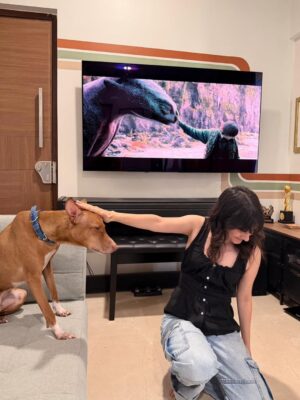 Yashaswini Dayama Instagram - No peanut butter was harmed in the making of this photo! 
Turns out, some dragons have four legs and love treats 🐾 Watching the live-action How To Train Your Dragon on @jiohotstar 💫