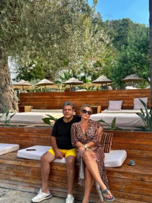 Yeliz Yeşilmen Instagram - “Aşk, zamanın ötesinde bir yolculuk; her anı, ruhumuzun derinliklerinde yankı bulan bir melodi gibidir #Aşk #Romantizm #Birlikte #Mutluluk #Çiftler #Sevgi #İlişki #HayatınTadı #RomantikAnlar #BirlikteGüzel #öneçıkar #keşfet